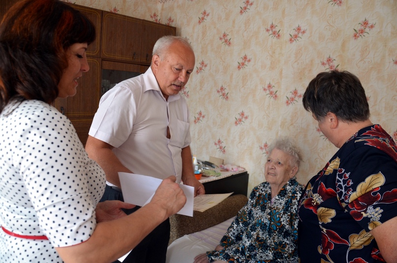 Нине Александровне Андриановой, жительнице поселка Первомайский, что в левобережной части города, сегодня исполнилось 90 лет! ___________ Поздравить ее со столь почтенным юбилеем пришли глава городского поселения Сергей Ершов и помощник главы администраци