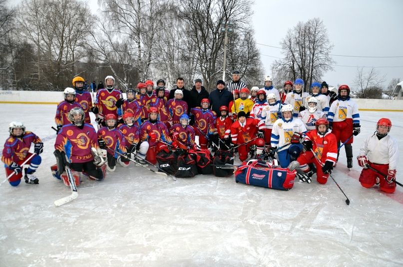 Подарили хоккейную форму детям