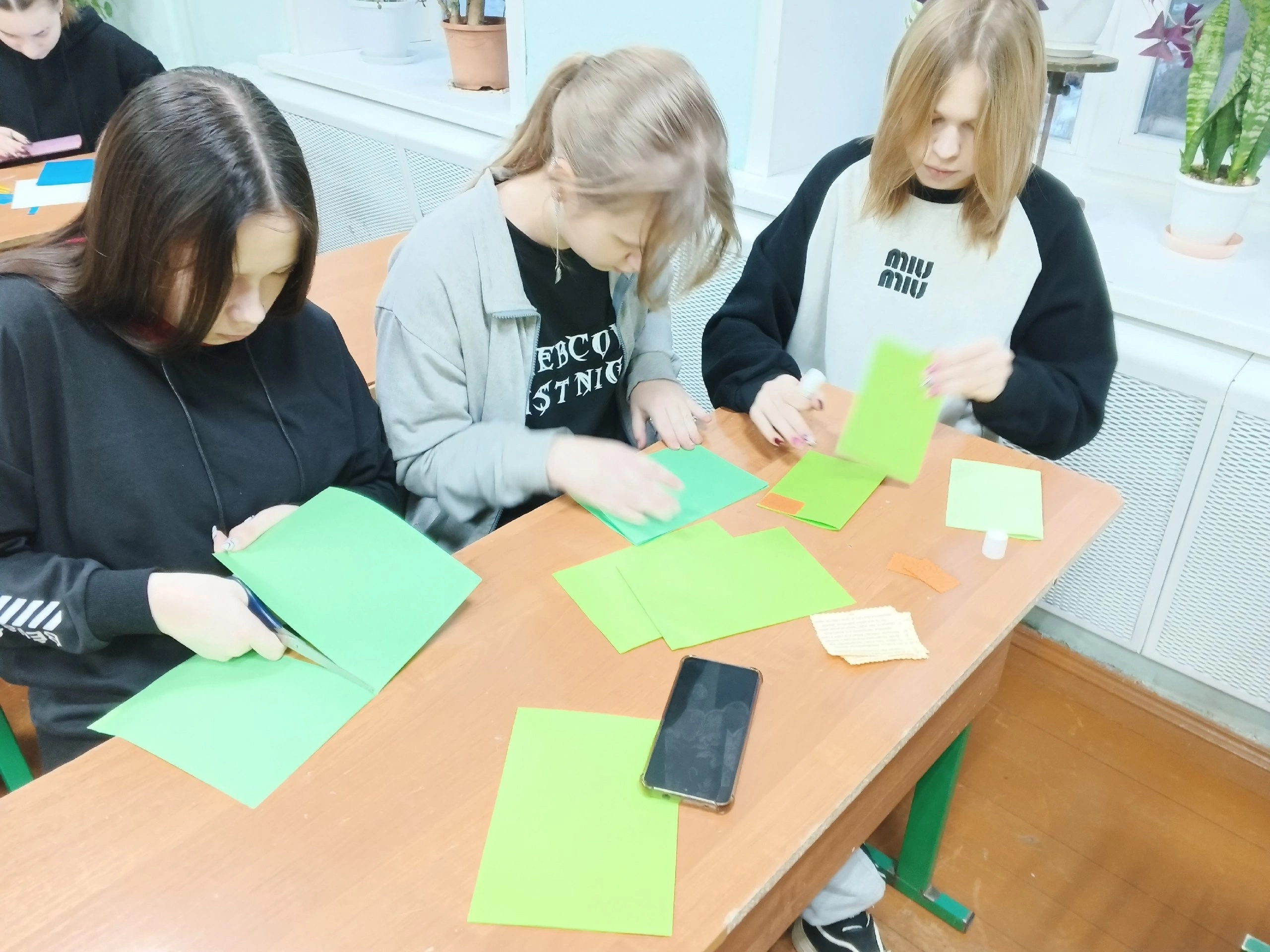 Ученики Левобережной школы от всего сердца поздравляют защитников Отечества!