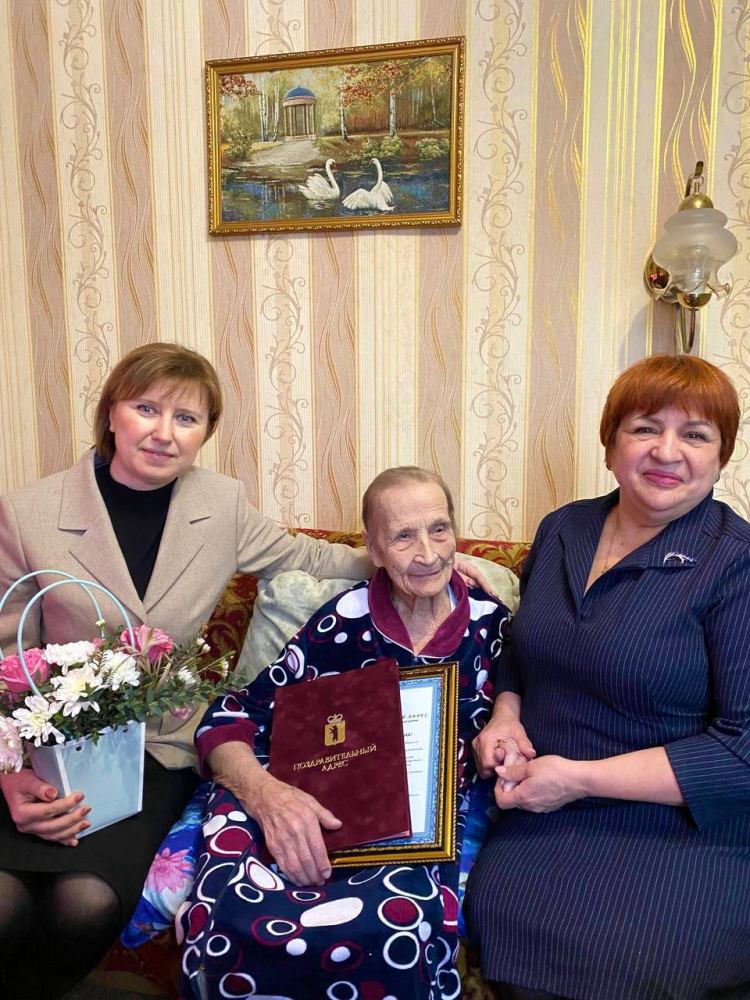 Жительнице Константиновского сельского поселения Тамаре Алексеевне Каманиной исполнилось 103 года.  Поздравили именинницу врип главы Тутаевского района Ольга Вячеславовна Низова и руководитель департамента труда и социального развития Ольга Александровна 