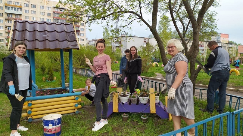 15 мая, в Международный День семьи, состоялся традиционный субботник по благоустройству школьного двора [club1300625лицея № 1] в рамках проекта " Наш уютный школьный двор"