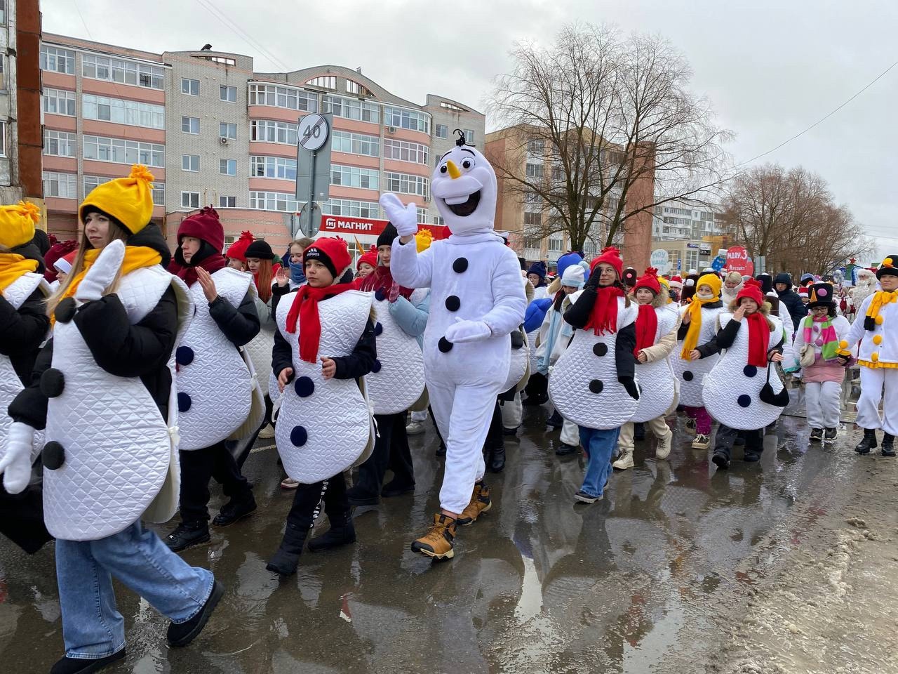 Снеговики покорили Тутаев! Зимнее шествие подарило городу море позитива