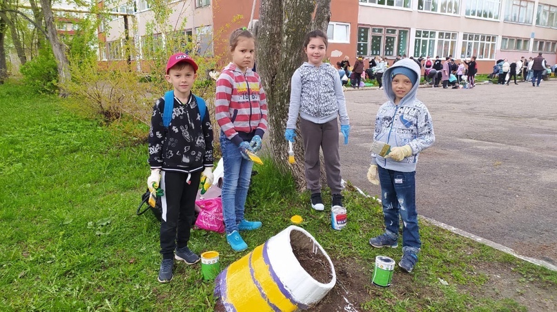 15 мая, в Международный День семьи, состоялся традиционный субботник по благоустройству школьного двора [club1300625лицея № 1] в рамках проекта " Наш уютный школьный двор"