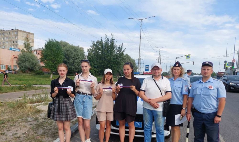 Инспекторы ГИБДД вручили водителям подарки к Дню флага