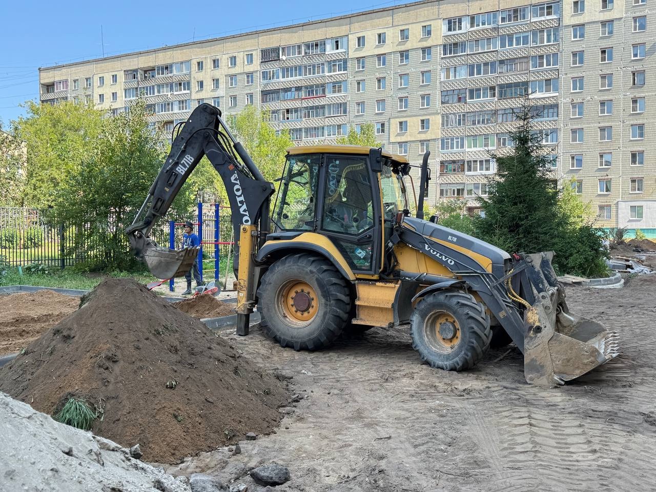 Благоустраивается двор на улице Розы Люксембург