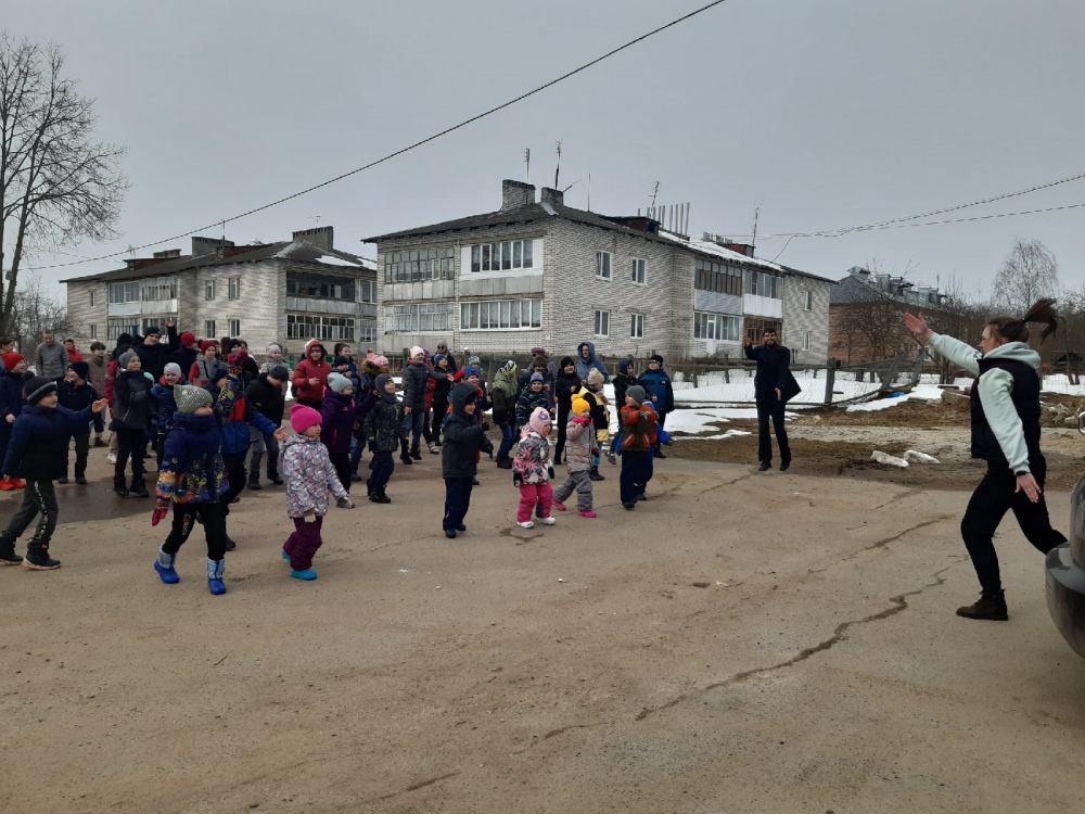 Зарядку на свежем воздухе провели в Емишеве