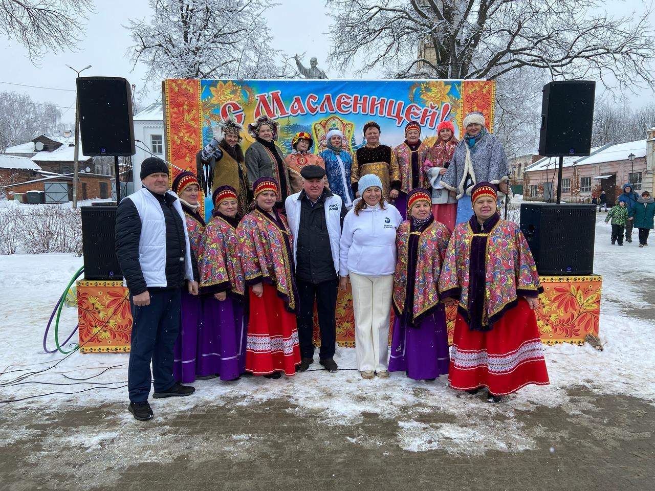 С широкой Масленицей!