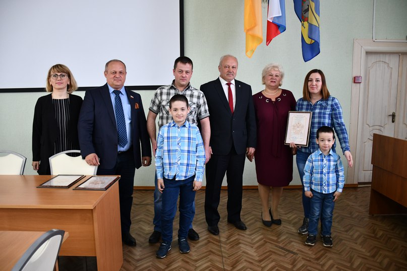 Молодым семьям в Тутаеве вручили денежные сертификаты на покупку и строительство жилья