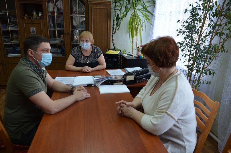 Депутат Ярославской областной Думы Алексей Калганов и заместитель главы администрации района по социальным вопросам Ольга Иванова посетили социально-реабилитационный центр для несовершеннолетних в Тутаеве