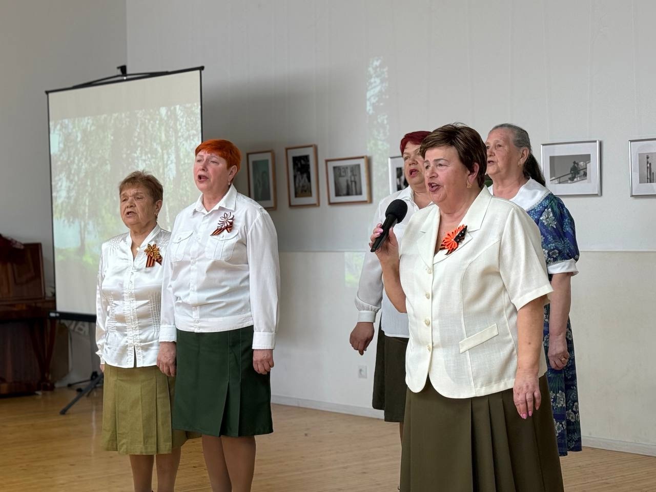 Уважаемые ветераны, с Днем Победы!