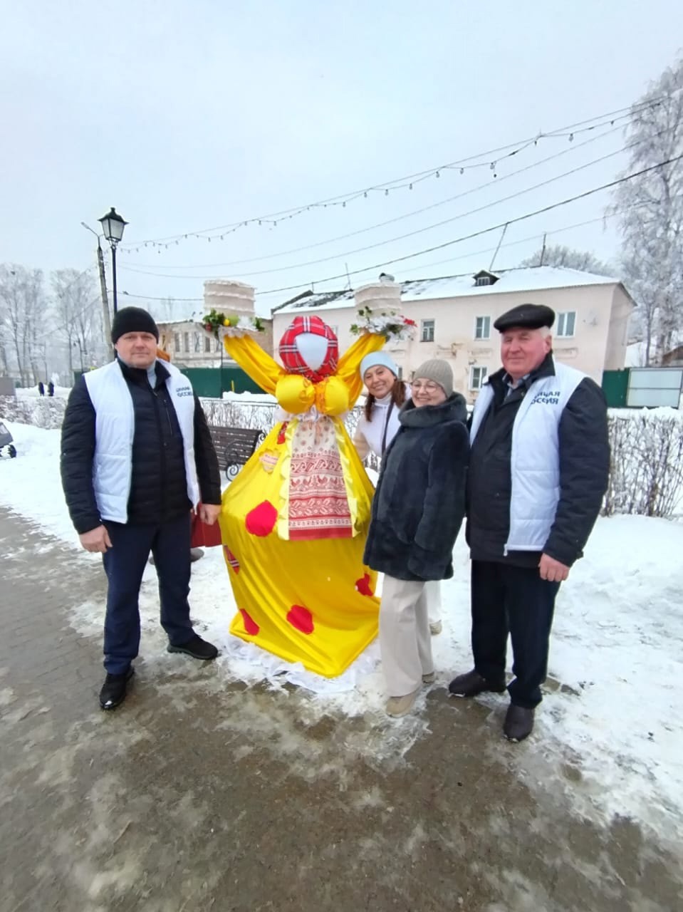 С широкой Масленицей!