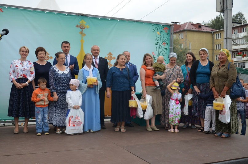 «Мир и клир» на площади Мира