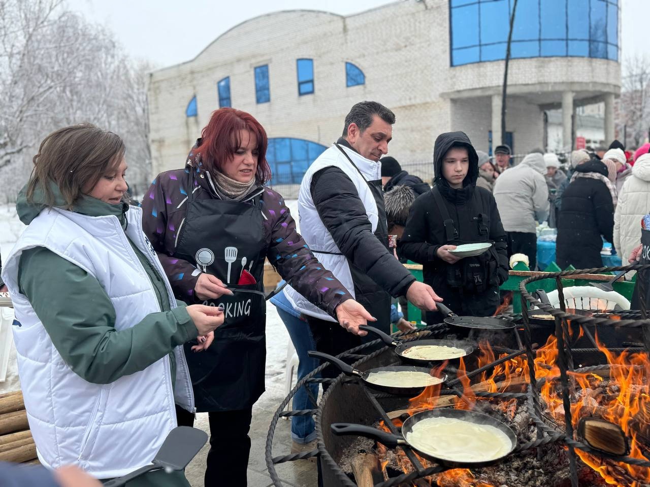 С широкой Масленицей!