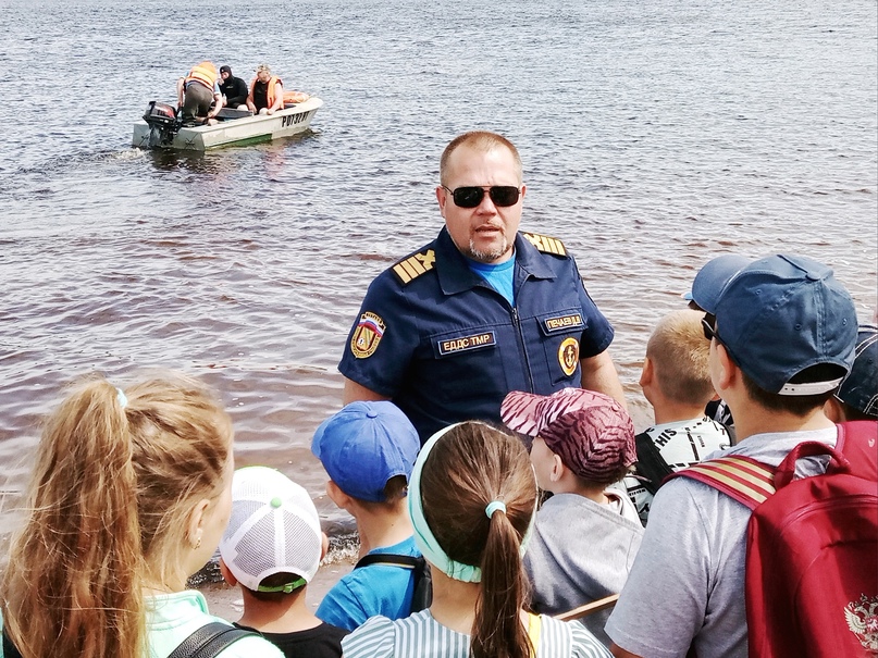 Сотрудники водно-спасательной станции Единой дежурно-диспетчерской службы Тутаевского района во главе с начальником Денисом Викторовичем Печаевым провели для детей учебно-тренировочные занятия