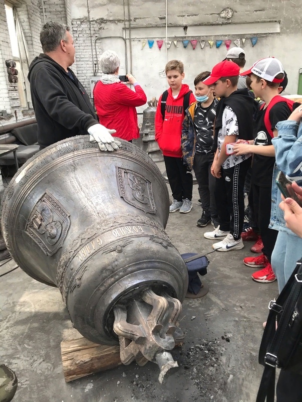 В преддверии недели предпринимательства Тутаевский колокололитейный завод Николая Шувалова посетила группа учеников лицея 1 г