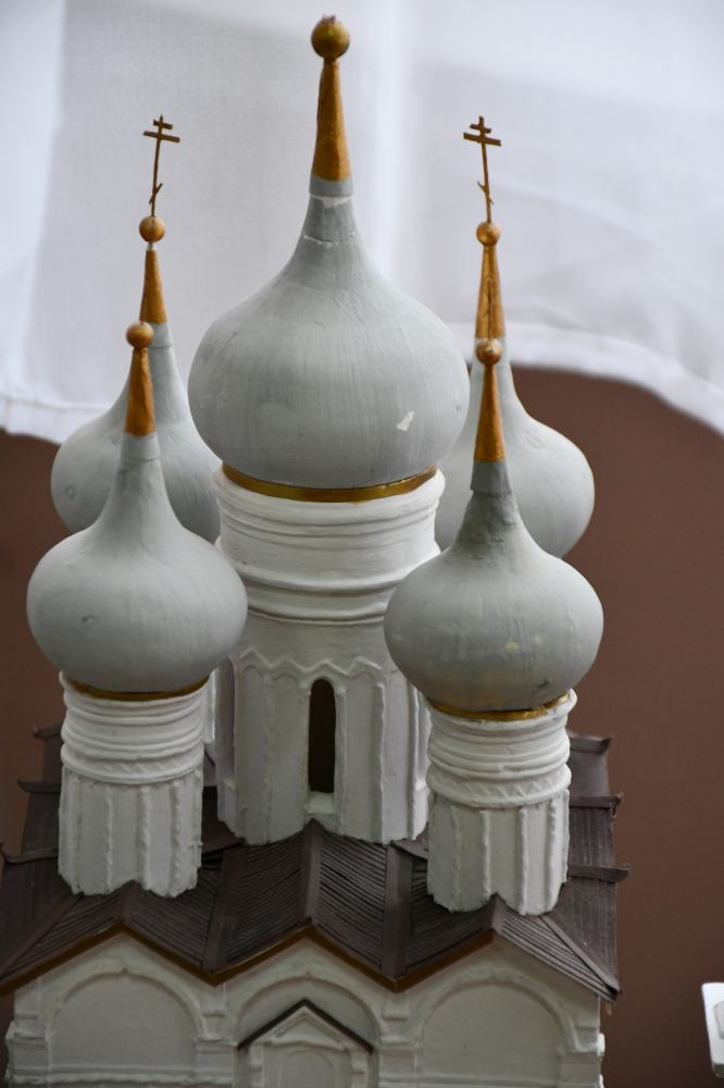 В молодежном центре «Галактика» работает нестандартная выставка, нацеленная на профориентацию выпускников школ