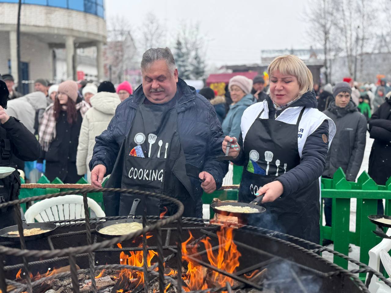 С широкой Масленицей!