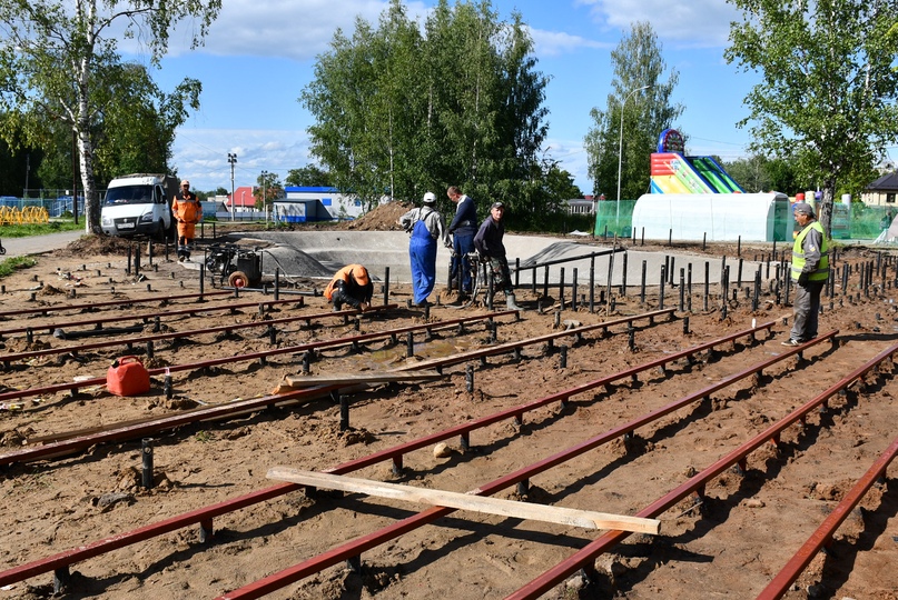 В городском парке правобережья Тутаева продолжается благоустройство пруда