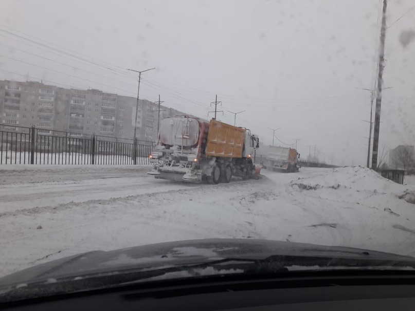 Доброе снежное утро субботы️  В повышенном режиме сотрудники «Управления комплексного содержания территории» круглосуточно продолжают расчистку улично-дорожной сети
