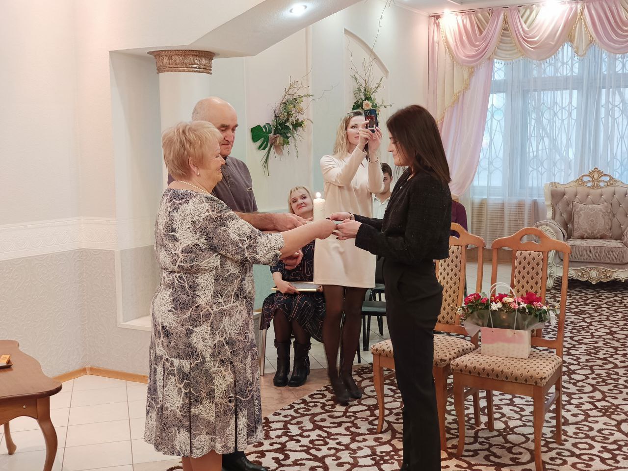С золотой свадьбой, уважаемые супруги Сабирзяновы!