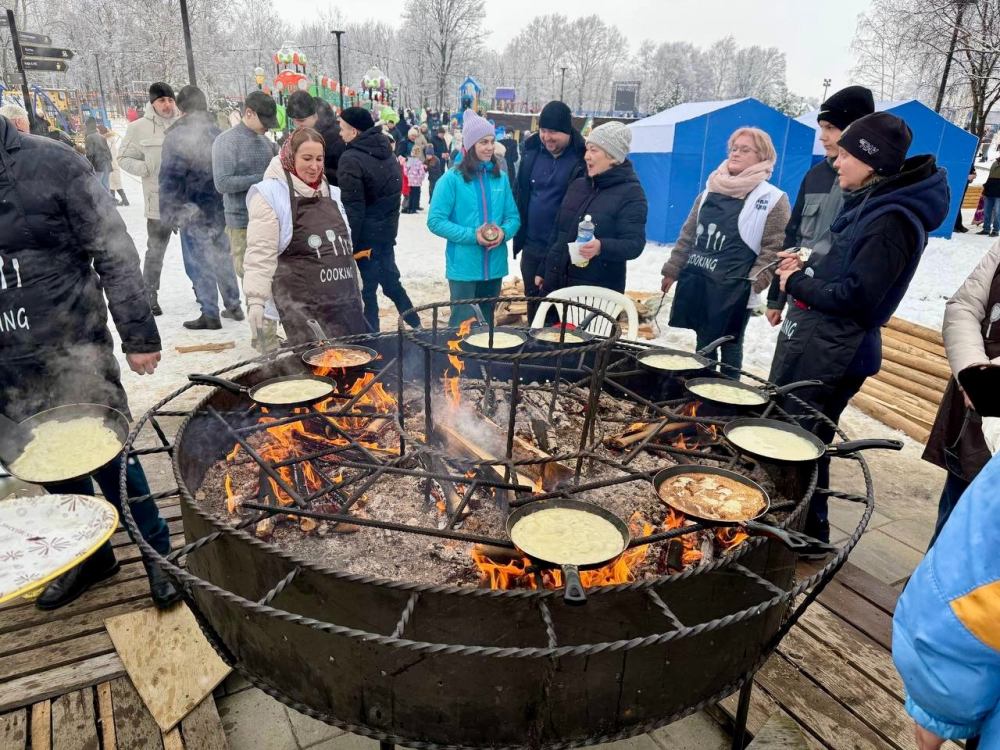 С широкой Масленицей!