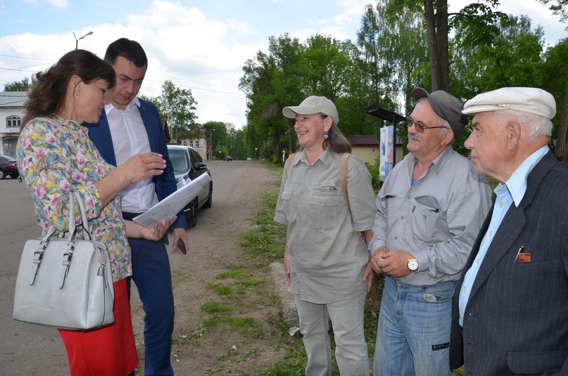 Глава Тутаевского района Дмитрий Юнусов, сопредседатель регионального штаба ОНФ Анатолий Упадышев, руководитель "Агентства по развитию Тутаевского района" Владимир Пшеничников, помощник главы района по вопросам левобережья Ирина Крутикова, председатель ТО