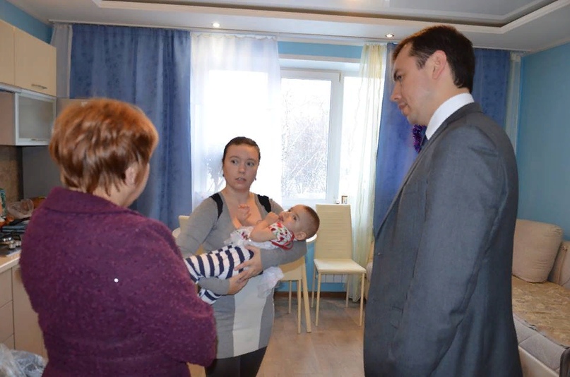 Глава района совместно с представителями благотворительного фонда навестили маленькую Алису в канун рождественских праздников