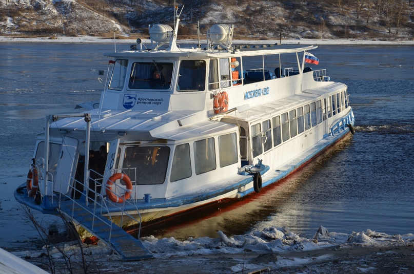 На переправе через Волгу в Тутаеве работает теплоход «Москва»