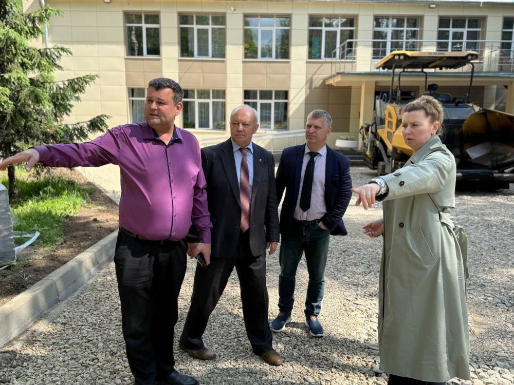 В Константиновском продолжается благоустройство набережной, а в Фоминском – площадки у Дома культуры