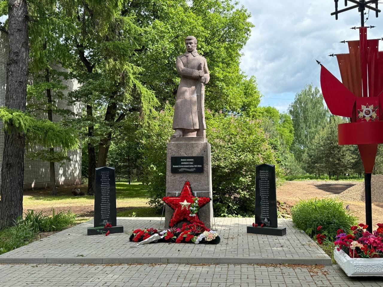 В Константиновском продолжается благоустройство набережной, а в Фоминском – площадки у Дома культуры