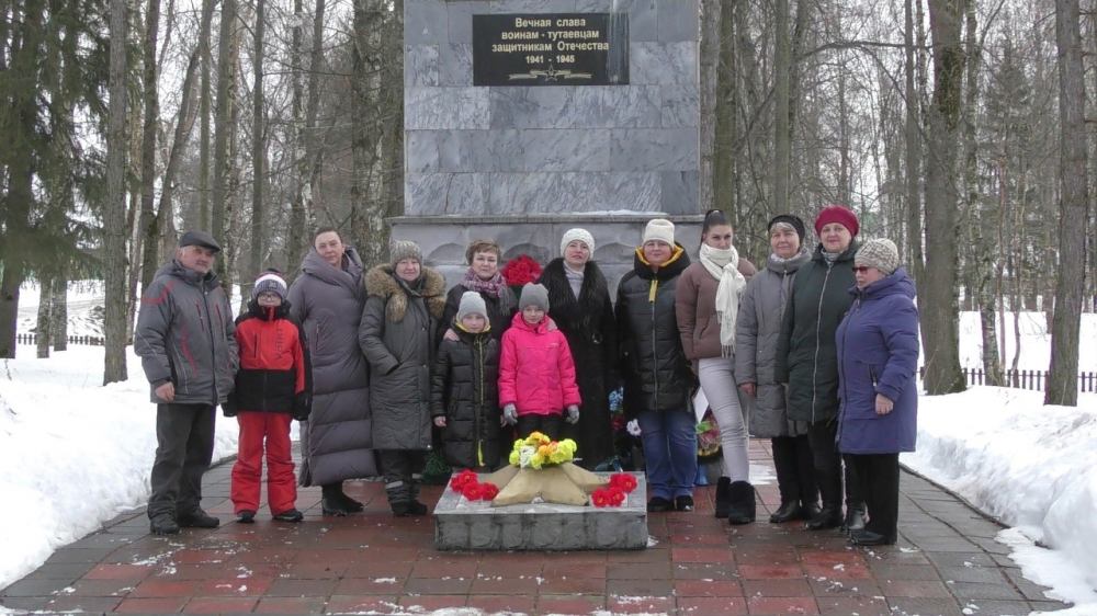 На левом берегу возложили цветы к мемориалу землякам