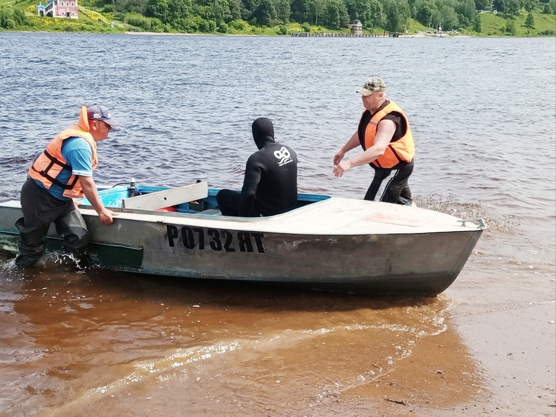 Сотрудники водно-спасательной станции Единой дежурно-диспетчерской службы Тутаевского района во главе с начальником Денисом Викторовичем Печаевым провели для детей учебно-тренировочные занятия