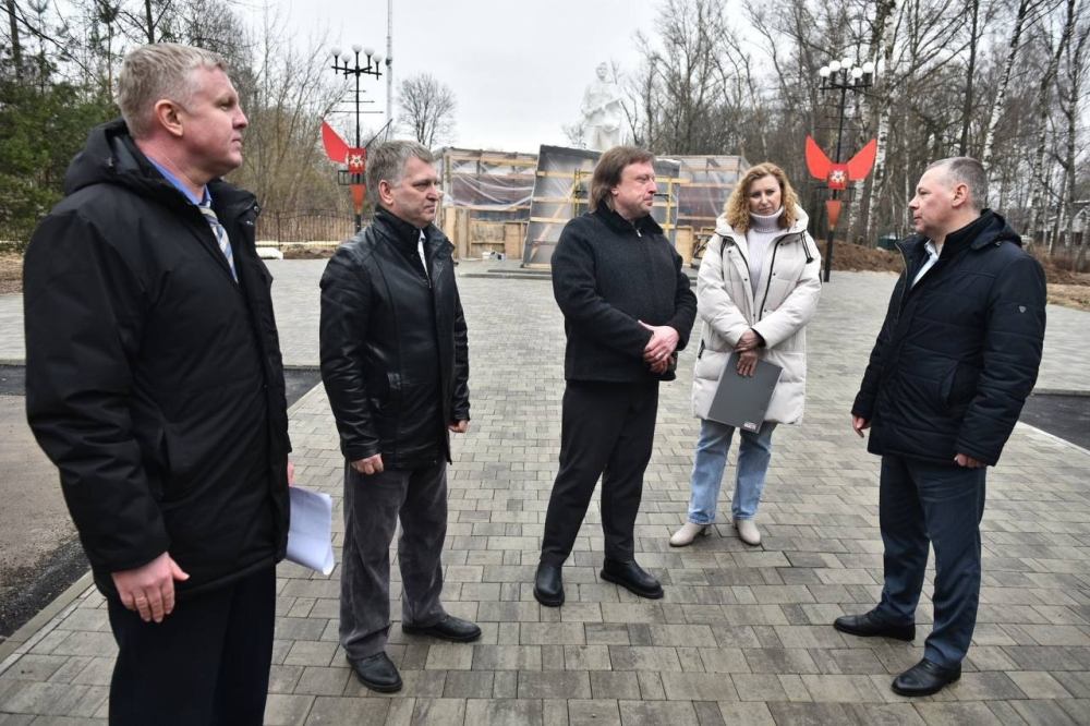 В Константиновском продолжается благоустройство Сквера Памяти