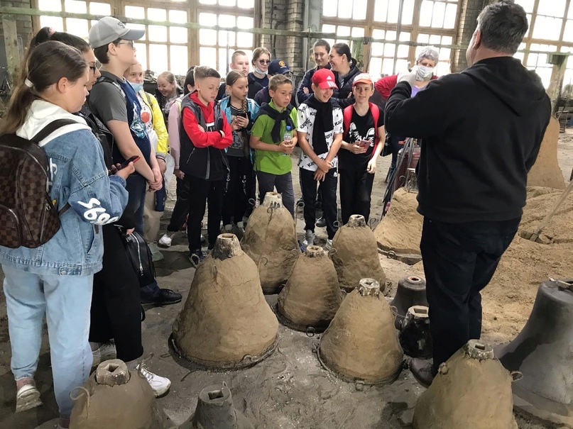 В преддверии недели предпринимательства Тутаевский колокололитейный завод Николая Шувалова посетила группа учеников лицея 1 г