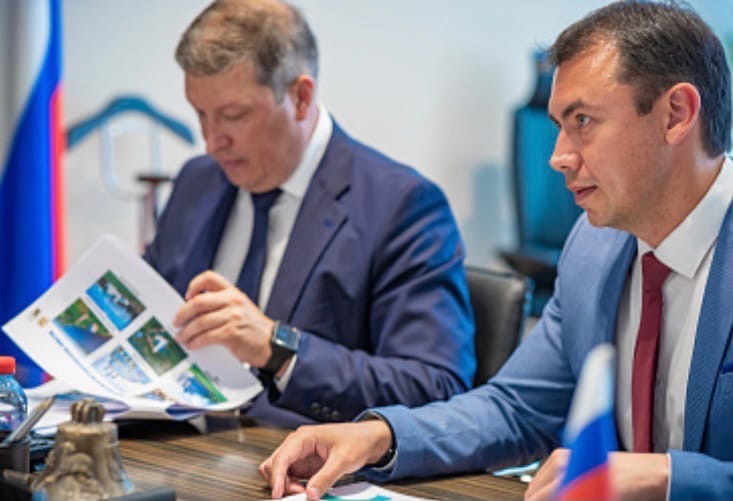 ГЛАВА РАЙОНА ДМИТРИЙ ЮНУСОВ ВМЕСТЕ С ЗАМЕСТИТЕЛЕМ ПРЕДСЕДАТЕЛЯ ПРАВИТЕЛЬСТВА ЯО ВИКТОРОМ НЕЖЕНЦЕМ ПРОВЕЛИ ВСТРЕЧУ У ЗАМЕСТИТЕЛЯ МИНИСТРА СТРОИТЕЛЬСТВА РФ и обсудили развитие туристического потенциала Тутаева