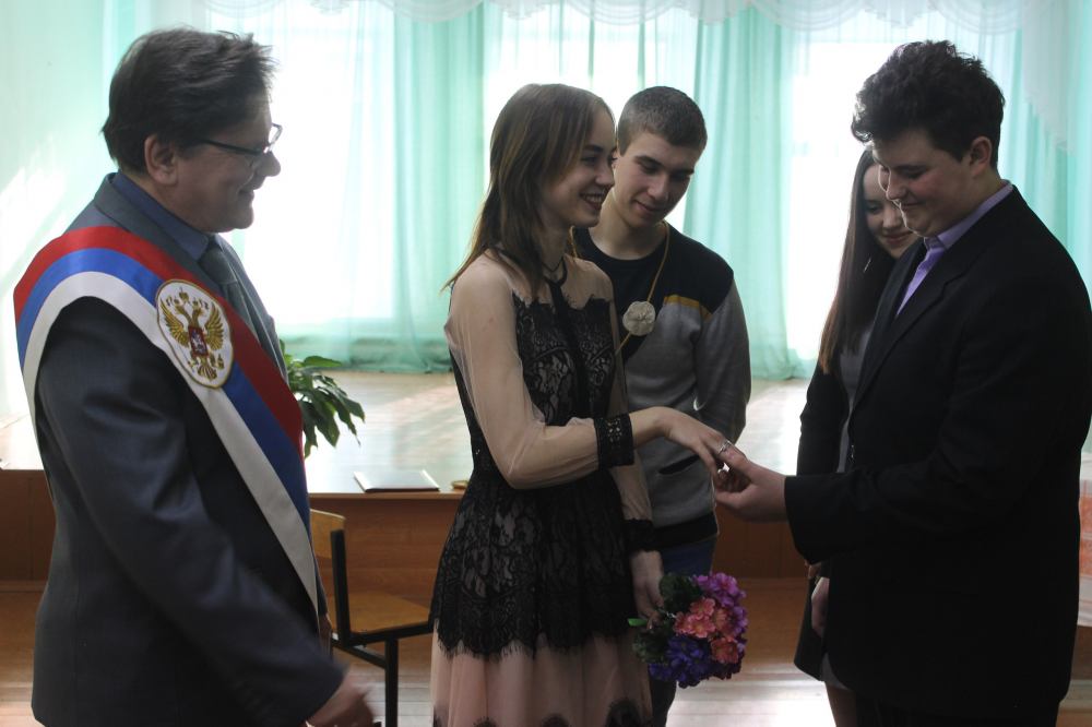 В корпусе № 2 тутаевской Левобережной школы сыграли свадьбу