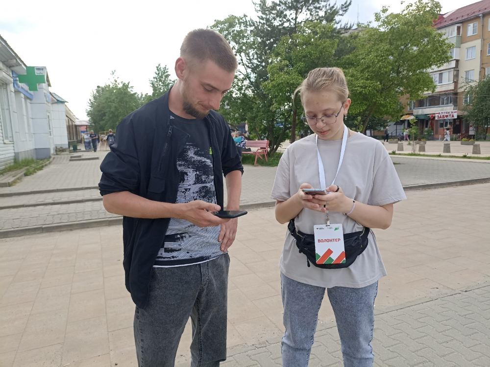 Волонтеры работают на улицах города Тутаева