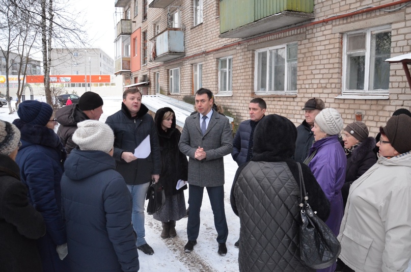 ЧТО СДЕЛАТЬ ВО ДВОРАХ? ЖИТЕЛИ ПРЕДЛАГАЮТ САМИ  В Константиновском сельском поселении провели очередные встречи с жителями по обсуждению благоустройства по губернаторскому проекту «Решаем вместе!»