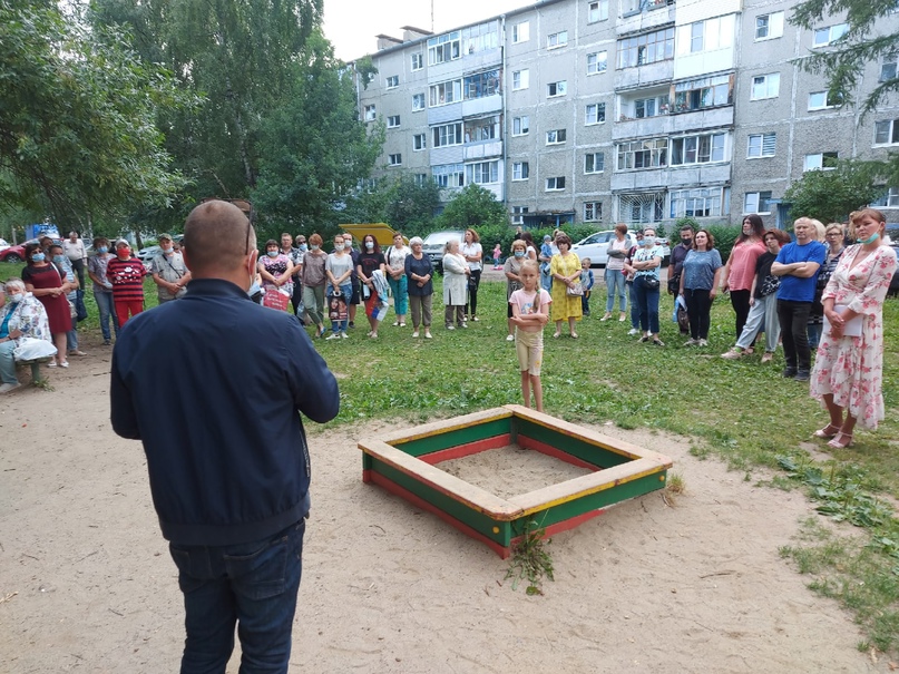 Сейчас в Тутаеве проходит собрание с жителями домов по улице Комсомольская 46,48 50, 54 по губернаторскому проекту "Решаем Вместе" на 2022 год