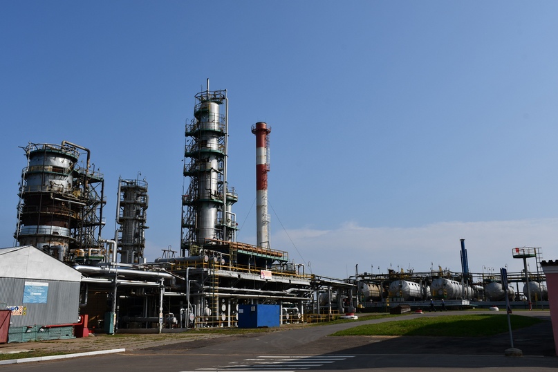 Сегодня работники НПЗ им. Менделеева принимали поздравления с профессиональным праздником, который им предстоит отметить 2 сентября. 