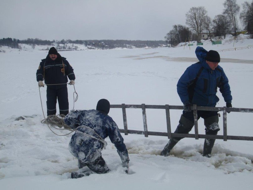 На льду городской акватории Волги в Тутаеве прошли спасательные учения с участием детей