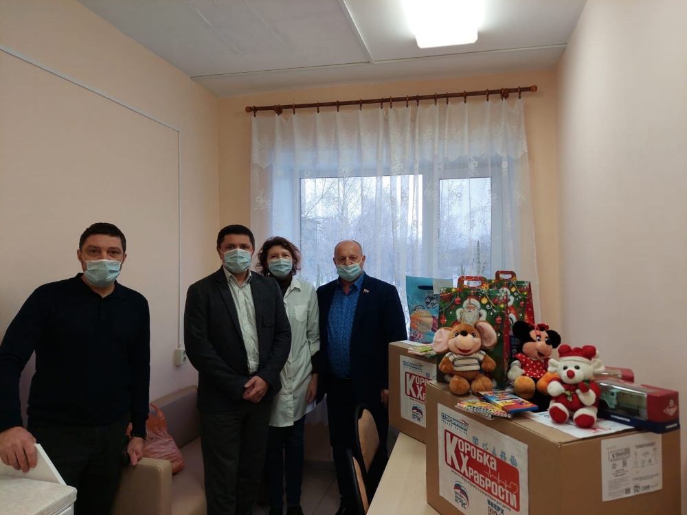 Дети в ЦРБ получили «Коробки храбрости» от депутатов