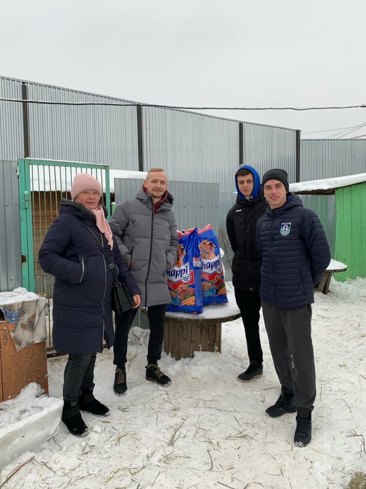 Представители ФК "Шинник" помогли приюту для собак