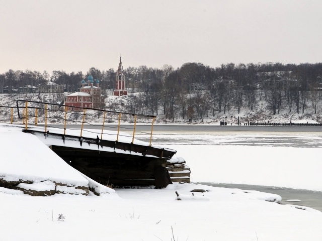 Толщина льда на Волге в районе форватера небезопасна, в связи с чем было принято решение приостановить работу пешеходной переправы в Тутаеве