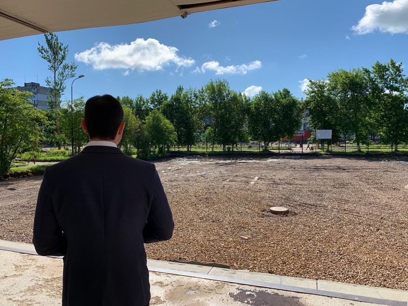 Глава района Дмитрий Юнусов проконтролировал ход работ по благоустройству на площадке у главного входа в школу № 6 в Тутаеве и ремонту кровли на ее здании