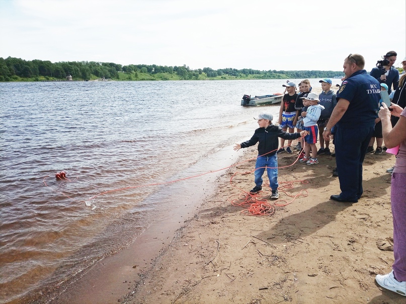 Сотрудники водно-спасательной станции Единой дежурно-диспетчерской службы Тутаевского района во главе с начальником Денисом Викторовичем Печаевым провели для детей учебно-тренировочные занятия